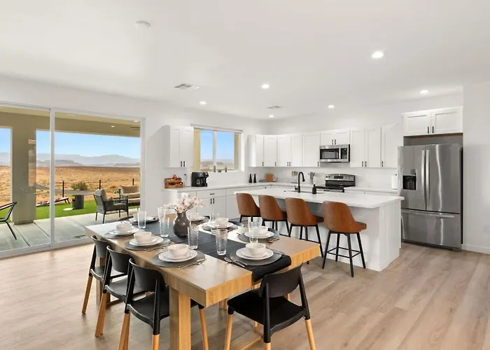 Views, Hot Tub, Game Room, Outdoor Theater Holiday home *