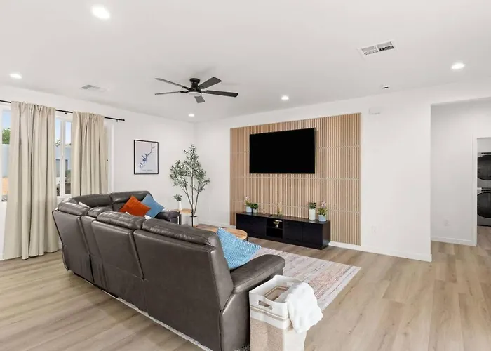 Views, Hot Tub, Game Room, Outdoor Theater Holiday home *