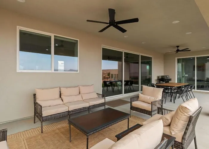 Views, Hot Tub, Game Room, Outdoor Theater Holiday home